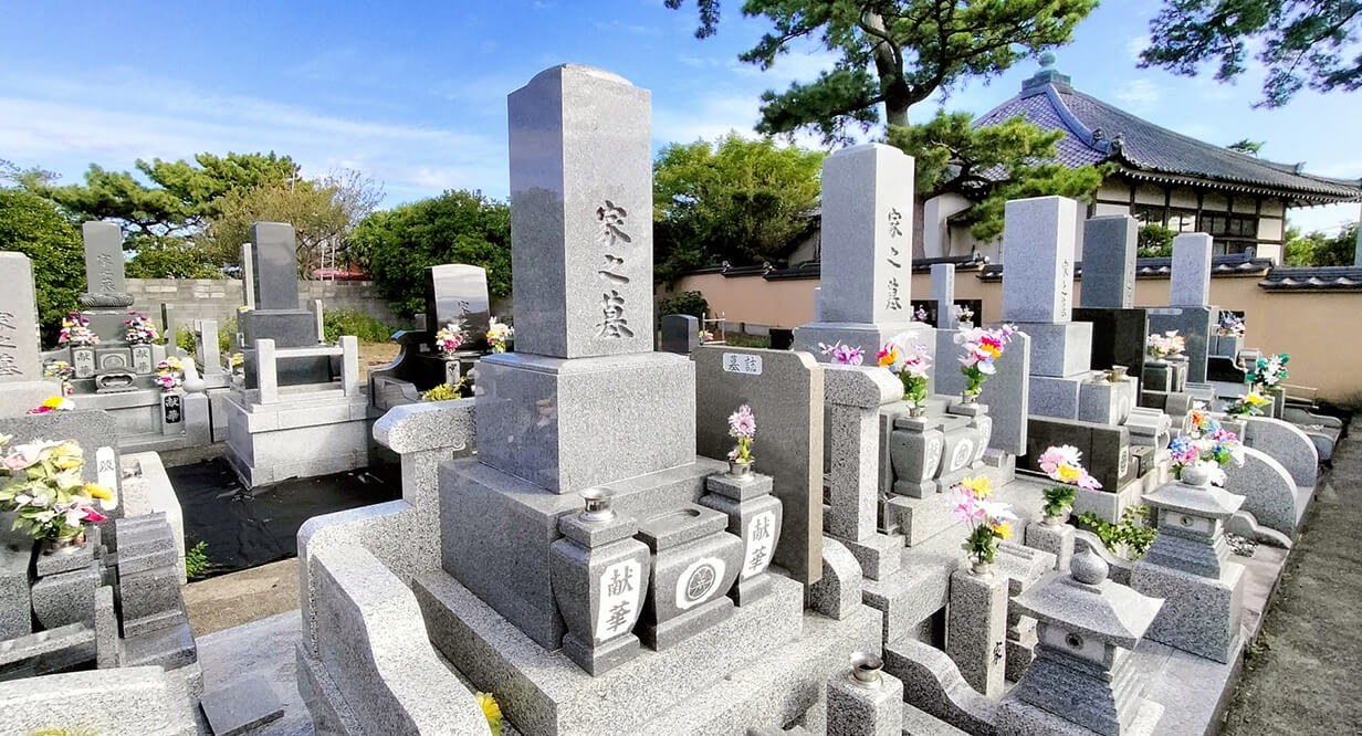 故人の遺品を整理しているイメージ