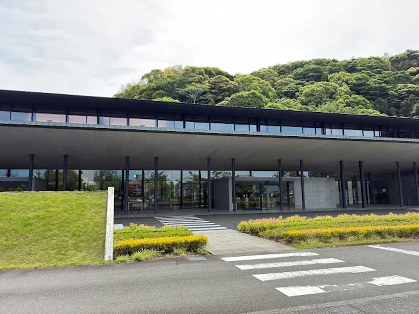星山の苑ホール外観